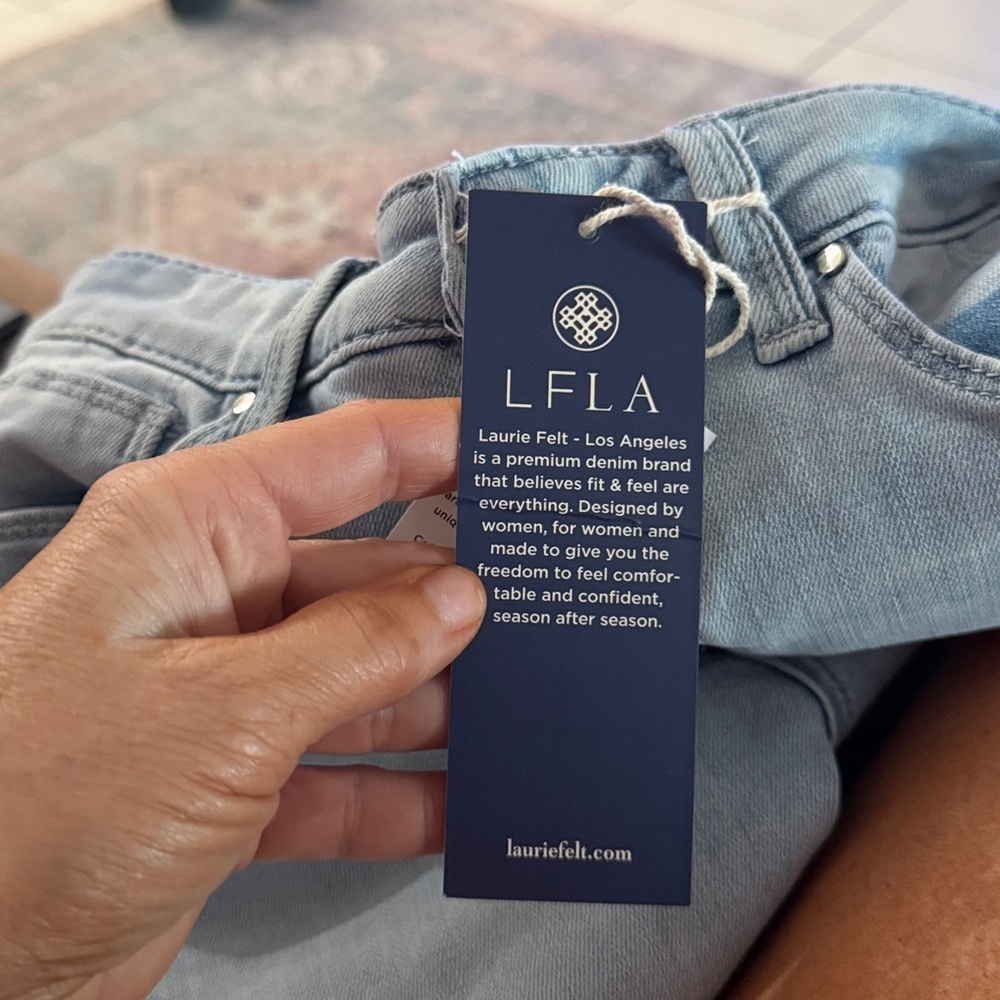 NWT Laurie Felt Daisy Denim Crop Easy Skinny in Light Wash Size 2 - Picture 8 of 8